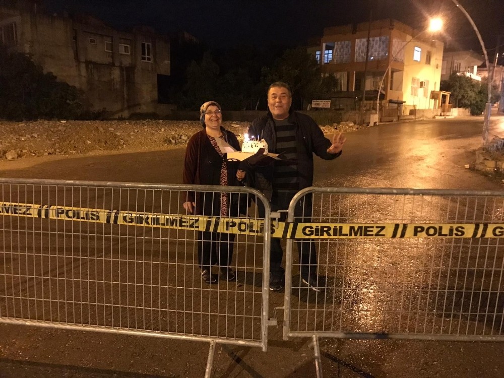 Karantinada kalan babaya doğum günü sürprizi 