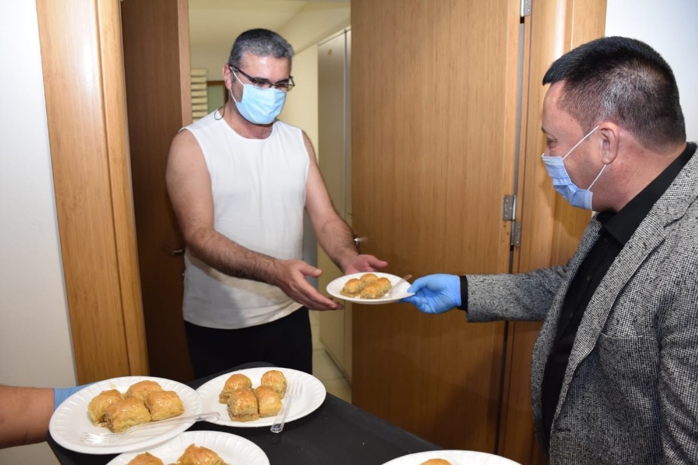 Karantinada kalan vatandaşlara Kadir Gecesinde tatlı ikramı 