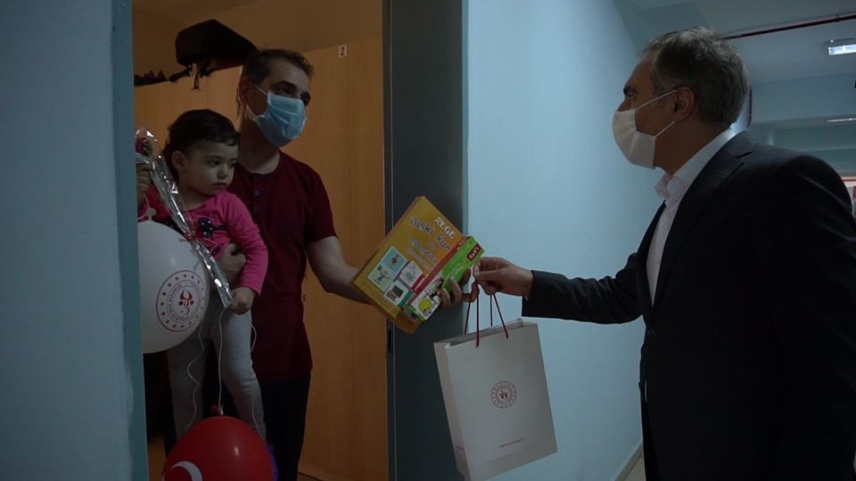 Karantinada kalan vatandaşlara kitap ve defteri 