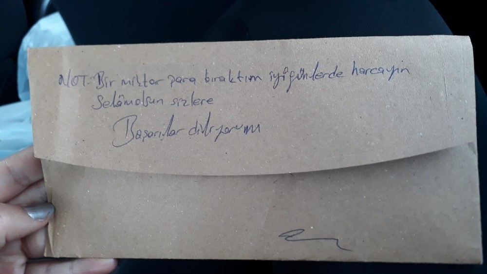 Karantinada kaldığı öğrenci yurdundaki odaya para bıraktı 