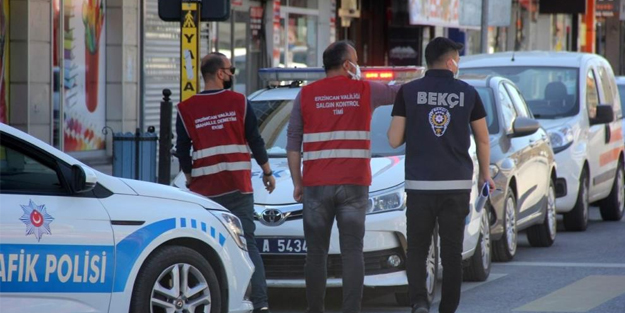 Karantinada olmaları gerekiyordu... Polis yakaladı