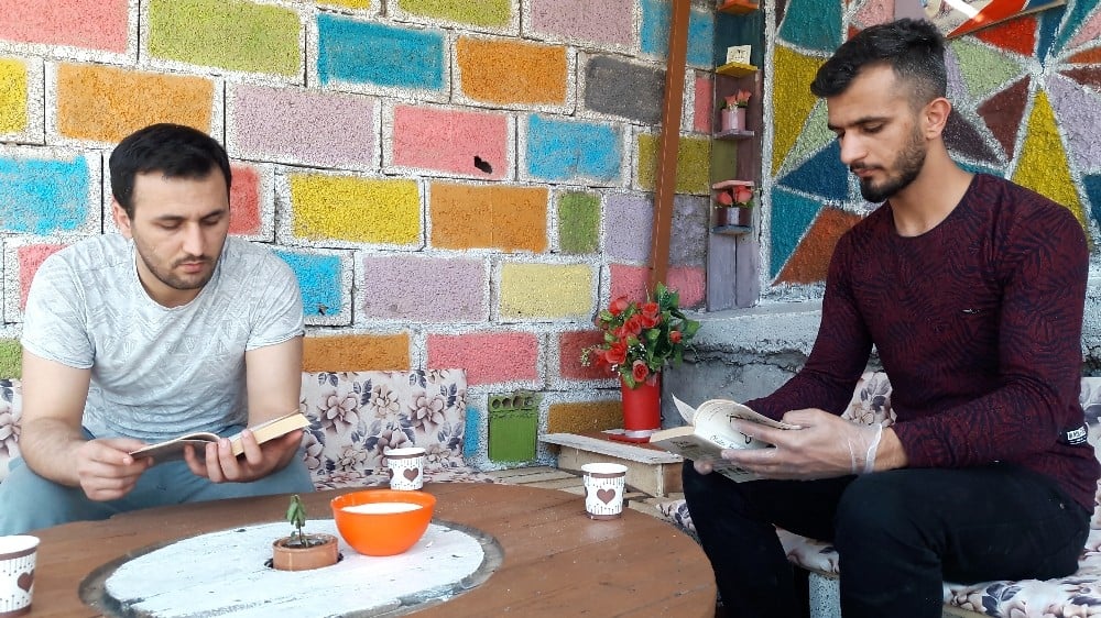 Karantinada sıkılan kardeşler atık malzemelerden çardak yaptı 