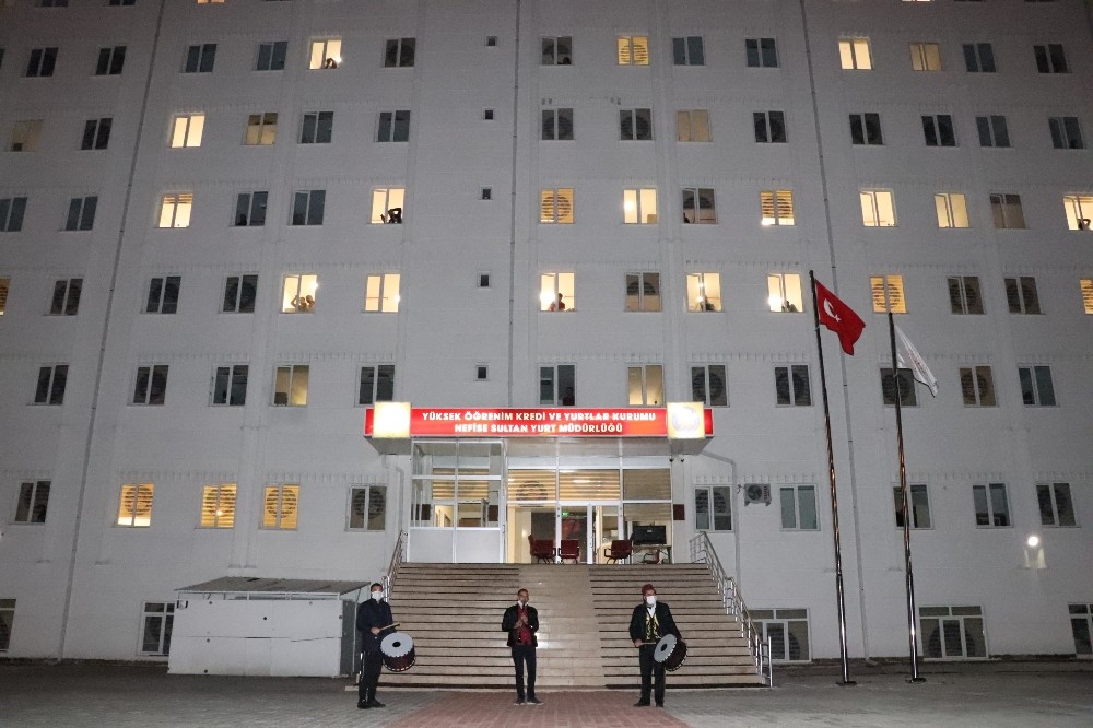 Karantinadaki 637 gurbetçi vatandaş, sahura davul ve manilerle uyandı 