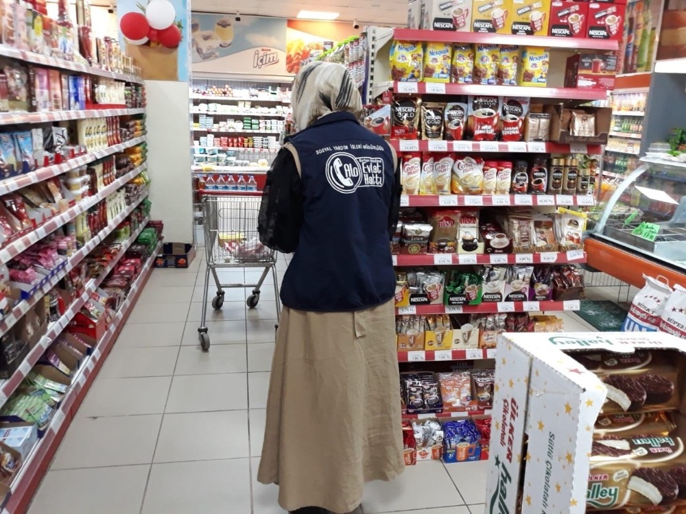 Karantinadaki aileden alışverişe yardımcı olan ekiplere çikolata ikramı 