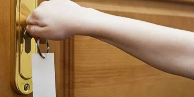 Karantinadaki aile kapıyı açınca şok oldu
