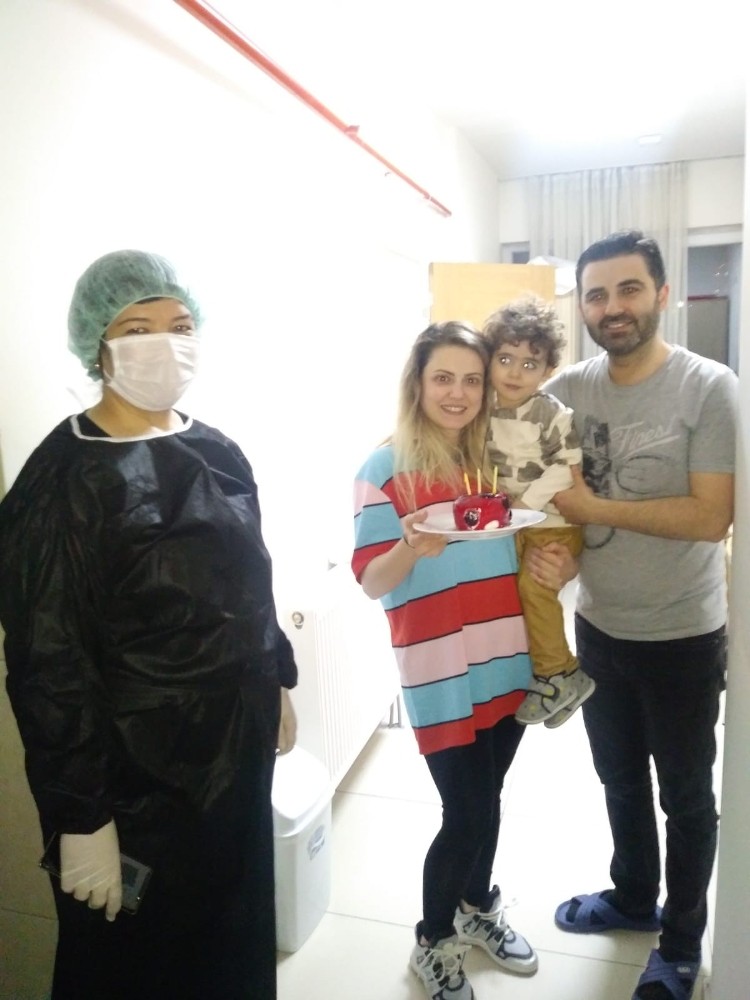 Karantinadaki çiftin evlilik yıldönümünü görevliler kutladı 