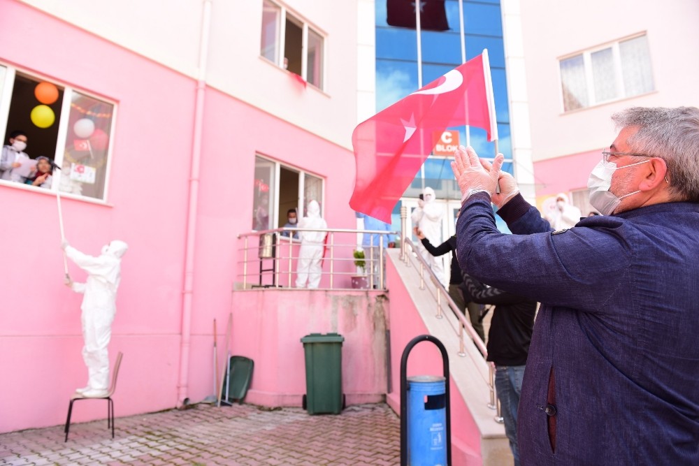 Karantinadaki çocuklara sürpriz bayram kutlaması 