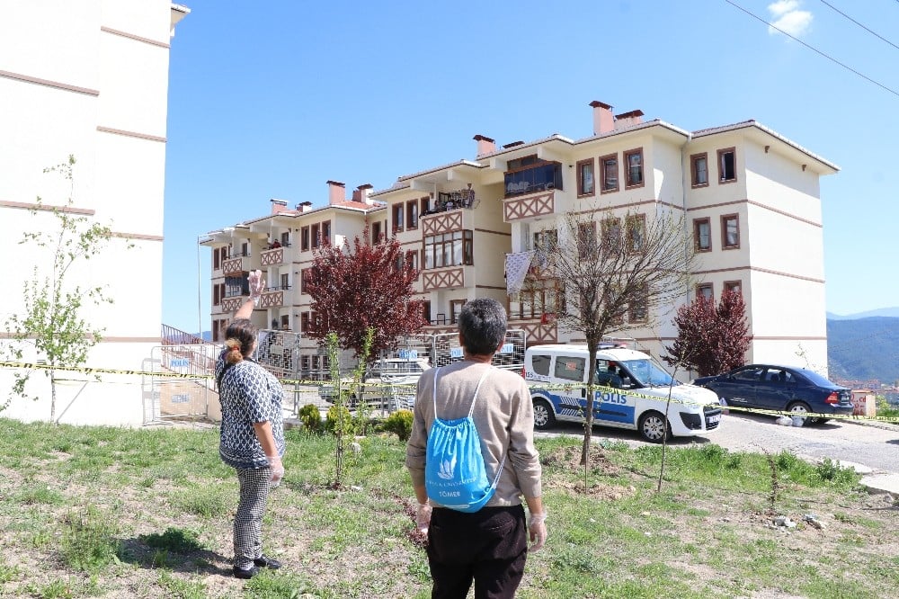 Karantinadaki evladı ve torunlarıyla uzaktan gözyaşlarıyla hasret giderdi 