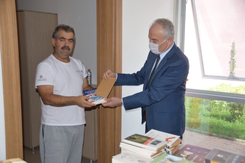 Karantinadaki gurbetçilere kitap jesti 