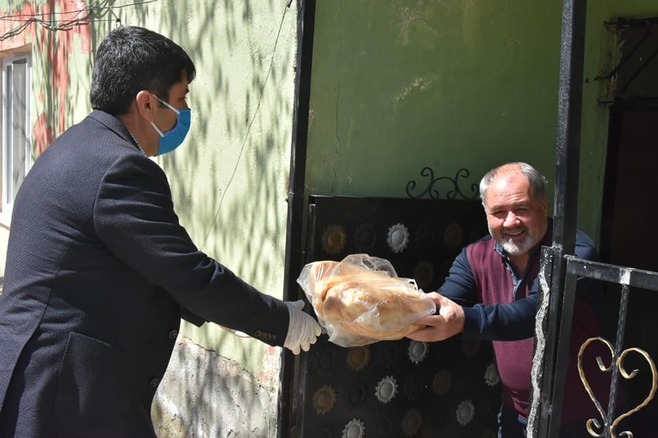 Karantinadaki ilçede maske ve ekmek dağıtıldı 