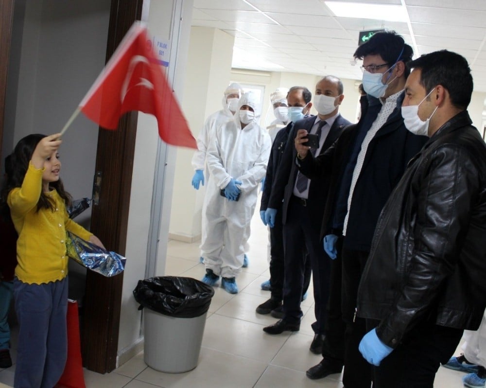 Karantinadaki işçilerin çocuklarına 23 Nisan ziyareti 