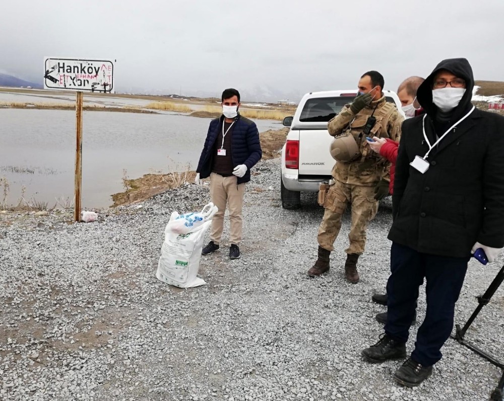 Karantinadaki mahallenin ihtiyaçlarını vefalı eller karşılıyor 