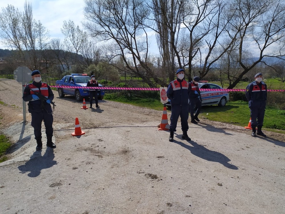 Karantinadaki mahalleye erzak yardımı 