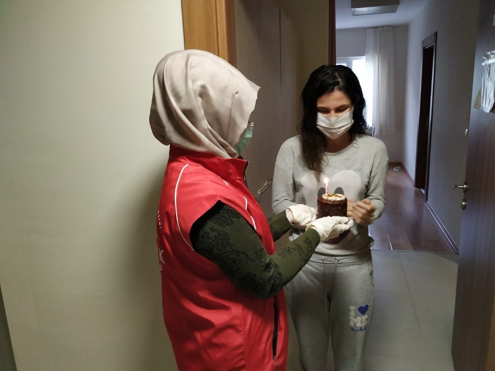 Karantinadaki öğrencinin doğum gününü kutladılar 