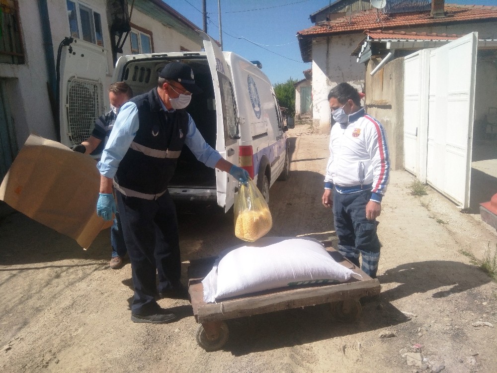 Karantinadaki vatandaş belediyeden hindi ve tavukları için yem istedi 