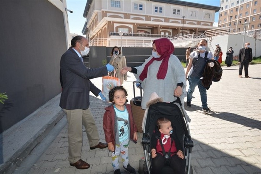 Karantinadaki vatandaşlar fidanlarla uğurlandı 