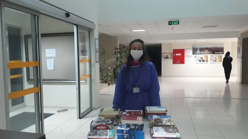 Karantinadaki vatandaşlara kitap hediye edildi 
