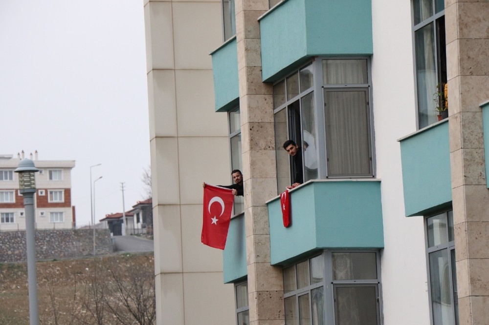 Karantinadaki vatandaşlara konser ve doğum günü sürprizleri 