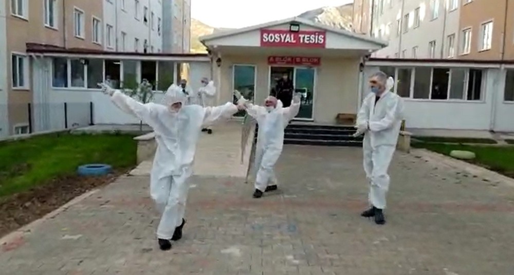 Karantinadaki vatandaşlara moral olsun diye ’Tokat Sarması’ oynadılar 