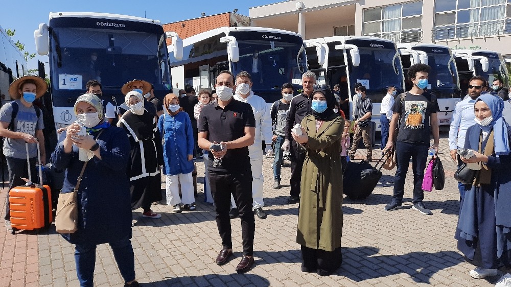 Karantinadan beyaz güvercin ve fidanlarla uğurlandılar 