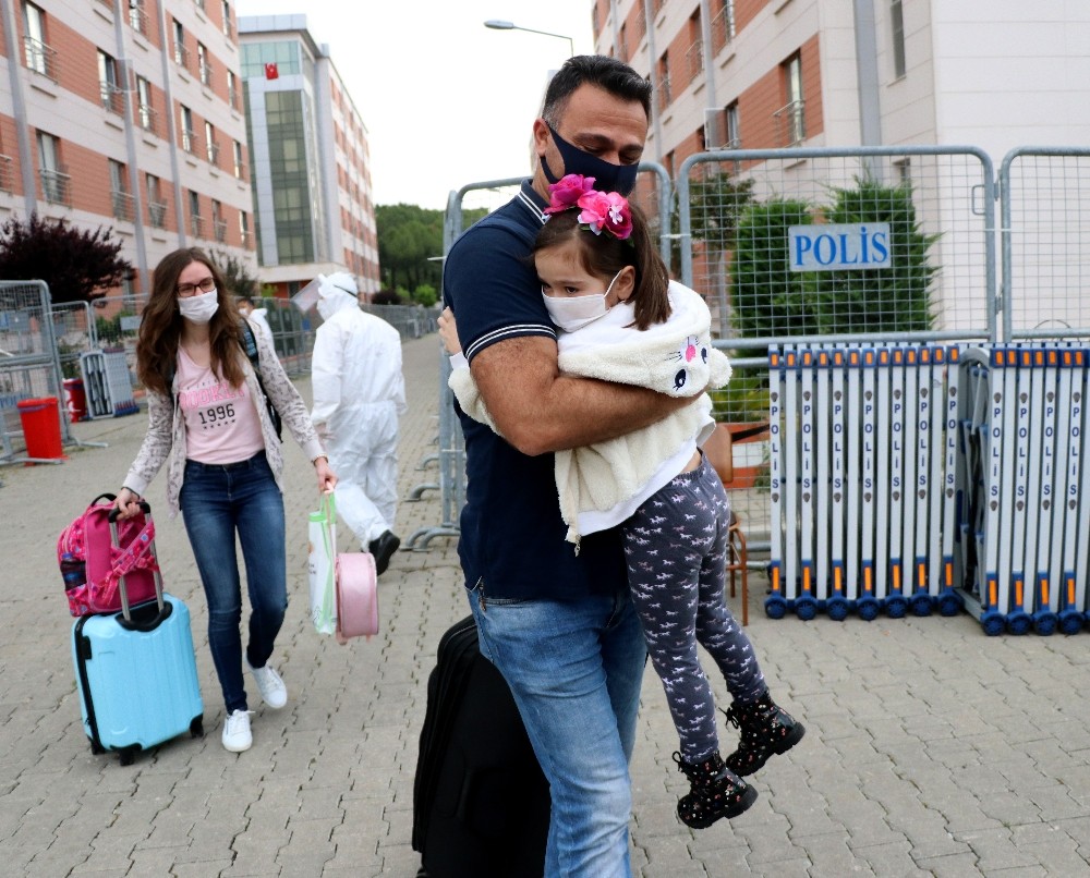 Karantinadan çıkan küçük Şura babasına koştu 