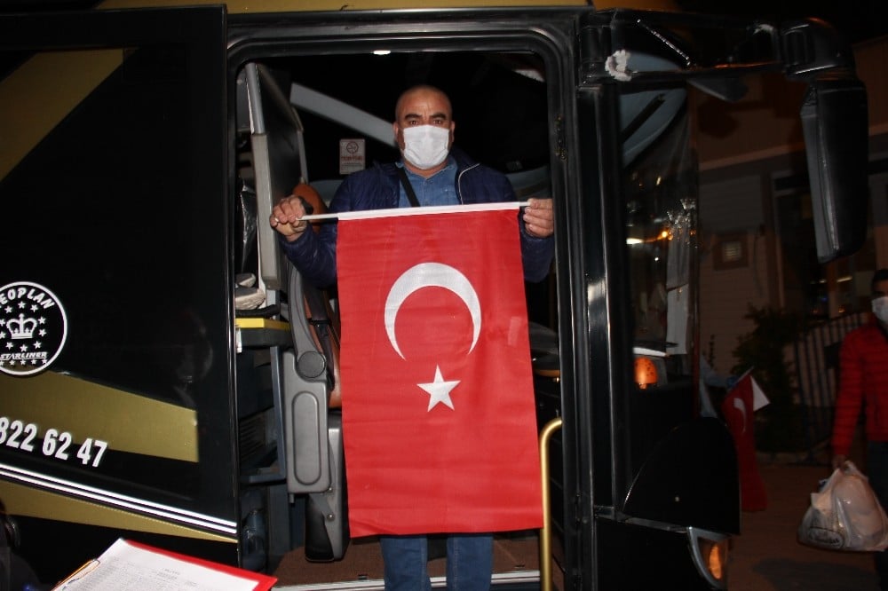 Karantinası biten Türk vatandaşları sabah ezanıyla yolcu edildi 