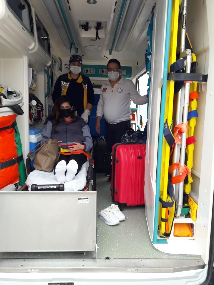 Karantinası sona eren hamile kadın ambulansla evine ulaştırıldı 