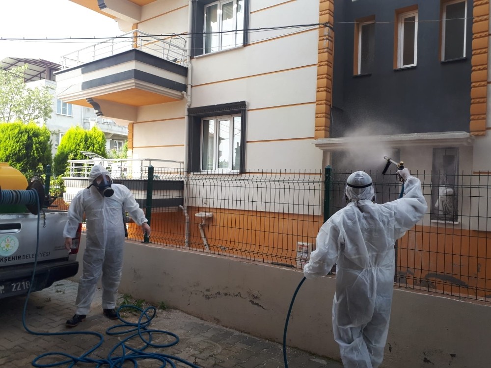 Karantinaya alınan binada dezenfekte çalışması 