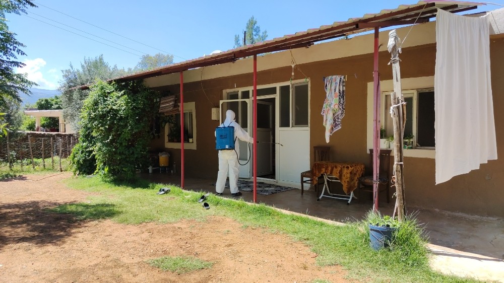 Karantinaya alınan evler dezenfekte edildi 