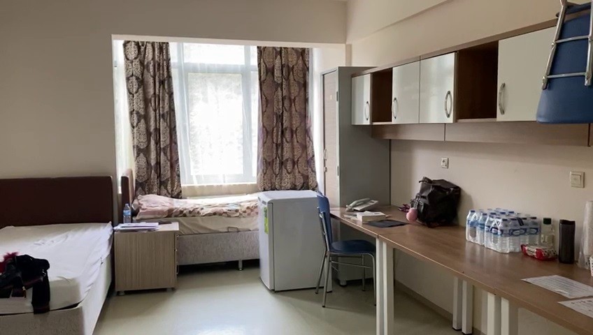 Karantinaya alınan kadın kaldığı yurdu tanıttı 