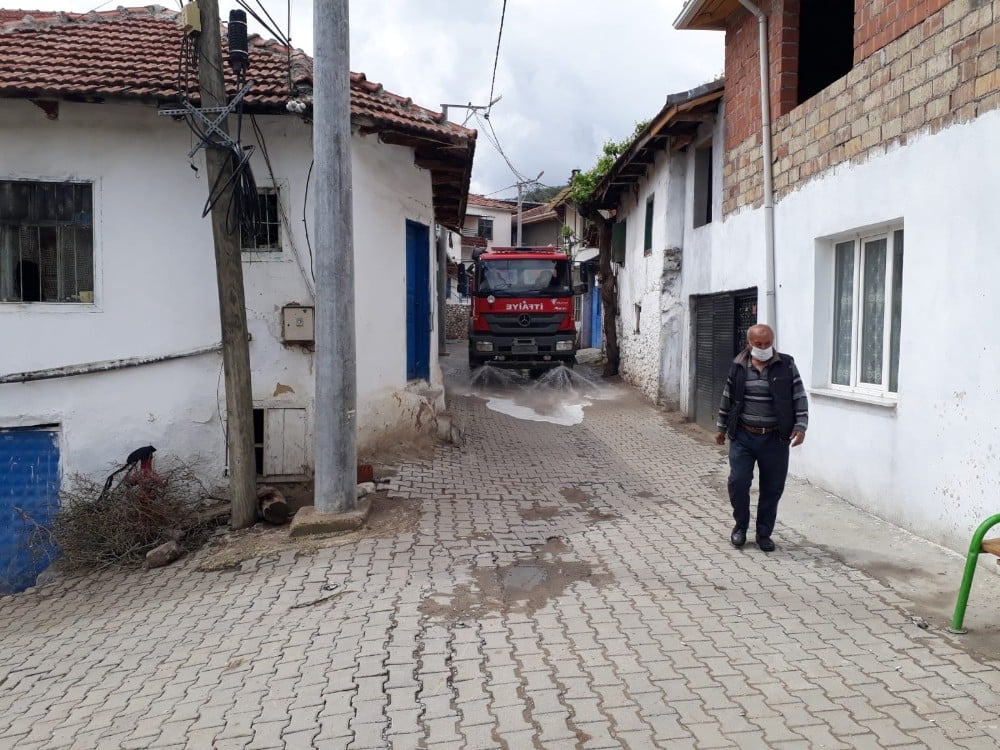 Karantinaya alınan mahalle dezenfekte edildi 
