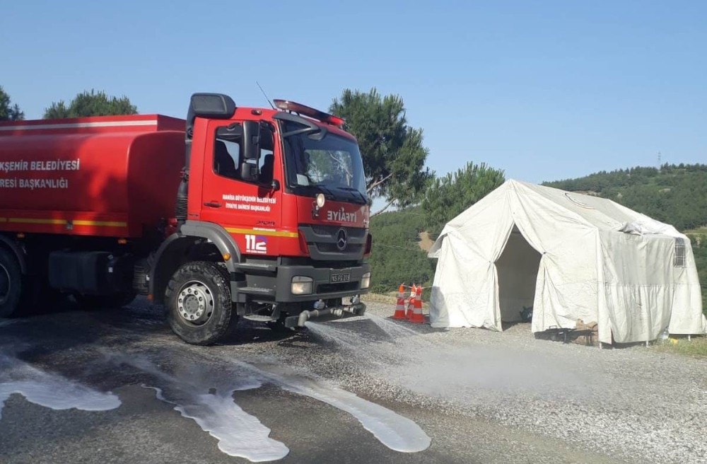Karantinaya alınan mahalle dezenfekte edildi 