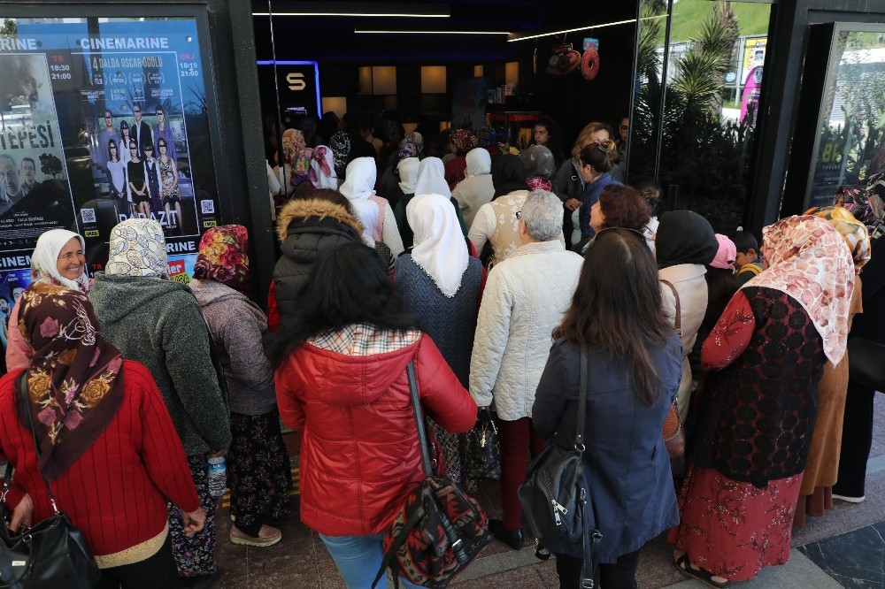 Karaovalı kadınlar 8 Mart’ta sinema keyfi yaşadı 