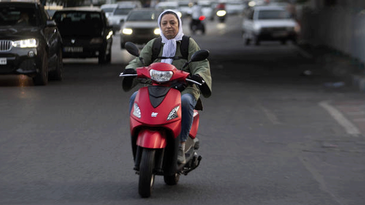 Karar yürürlüğe girdi: İran’da kadınlar artık motosiklet kullanabilecek