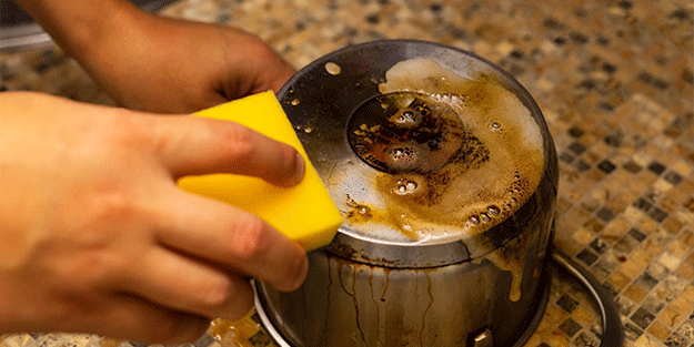 Kararan tencere ve tavaları atmayın! Sadece 10 dakikaya ihtiyacınız var