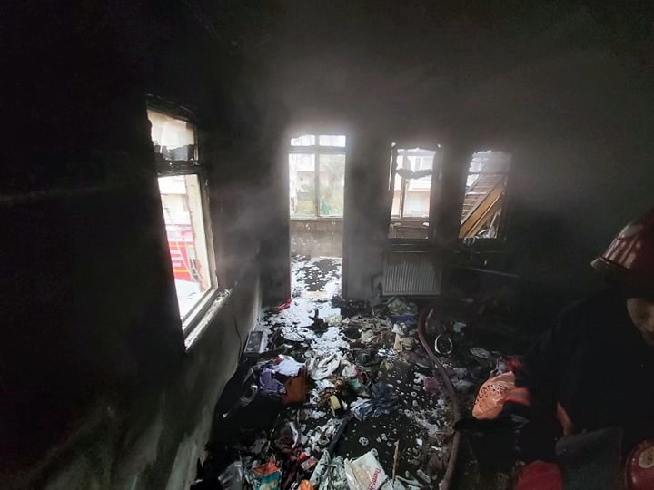 Karasu’da apartmanda çıkan yangın itfaiye ekiplerince söndürüldü 