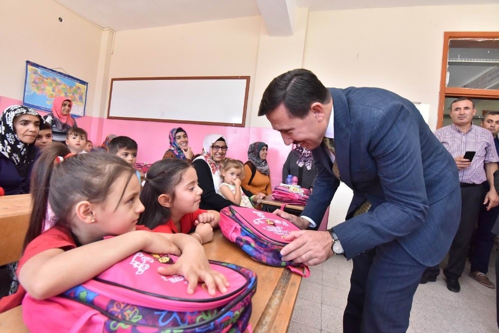 Karatay Belediyesinden okula yeni başlayan öğrencilere hediye 