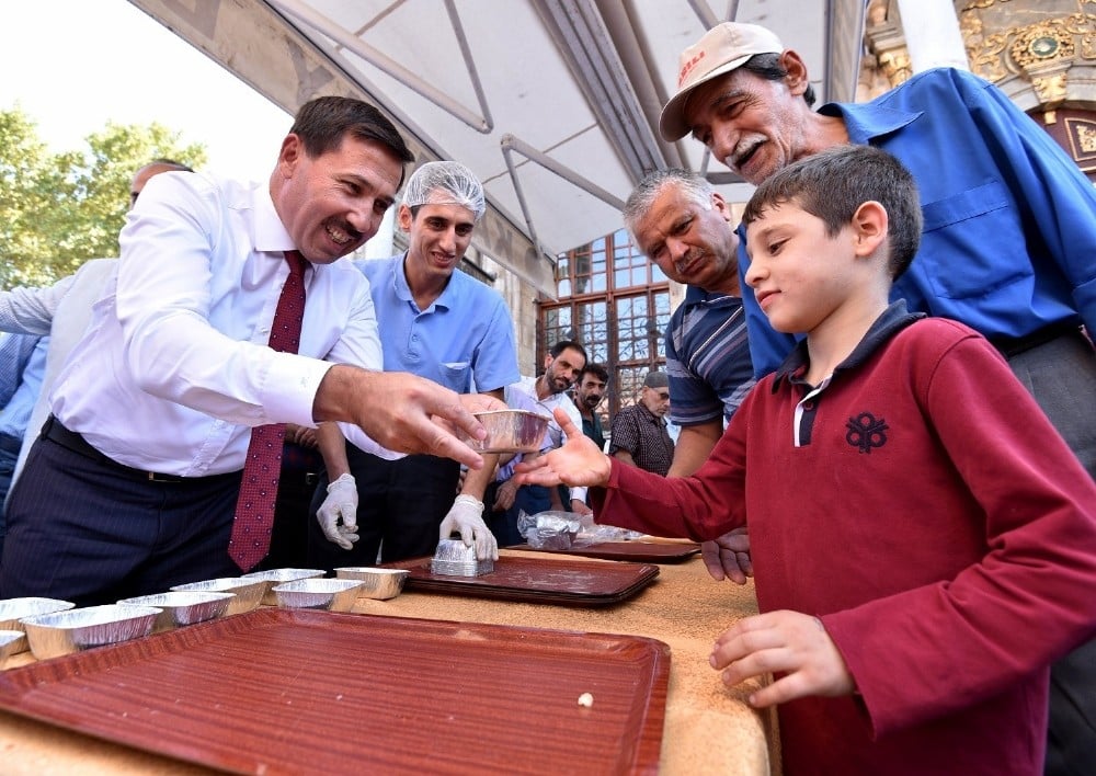 Karatay Belediyesinden vatandaşlara aşure ikramı 