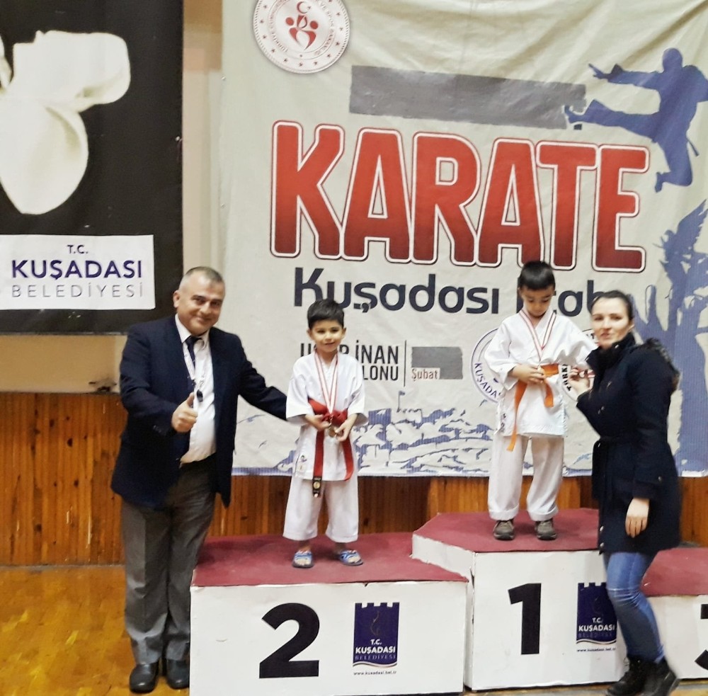 Karateci kardeşler madalyaları topladı 