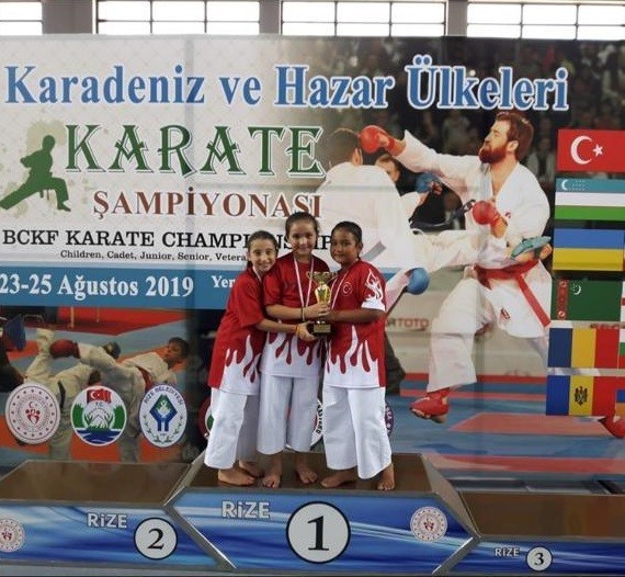 Karateciler Gebze’ye madalyayla döndü 
