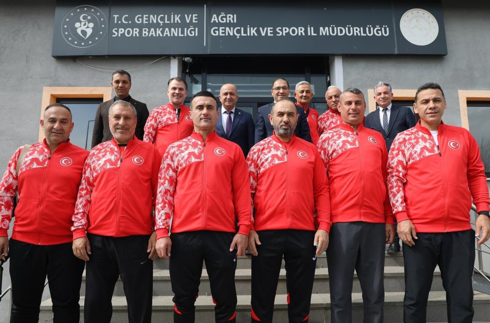 Karatecilerden Spor müdürüne teşekkür