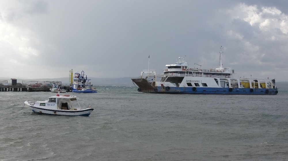 Karaya oturan feribotu kurtarma çalışmaları için fırtınanın etkisini kaybetmesi bekleniyor 