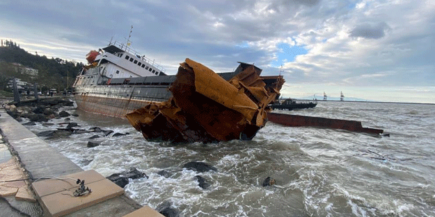 Karaya oturan Pallada’nın mürettebatı gemiden eşyalarını topladı