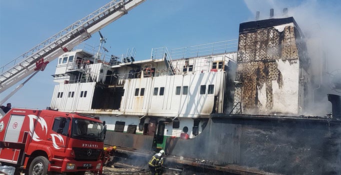 Karaya oturup ikiye bölünen gemide yangın çıktı