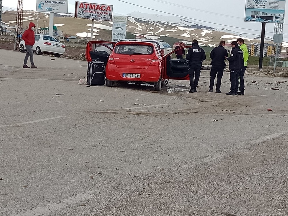 Karayazı’da trafik kazası: 3 yaralı 