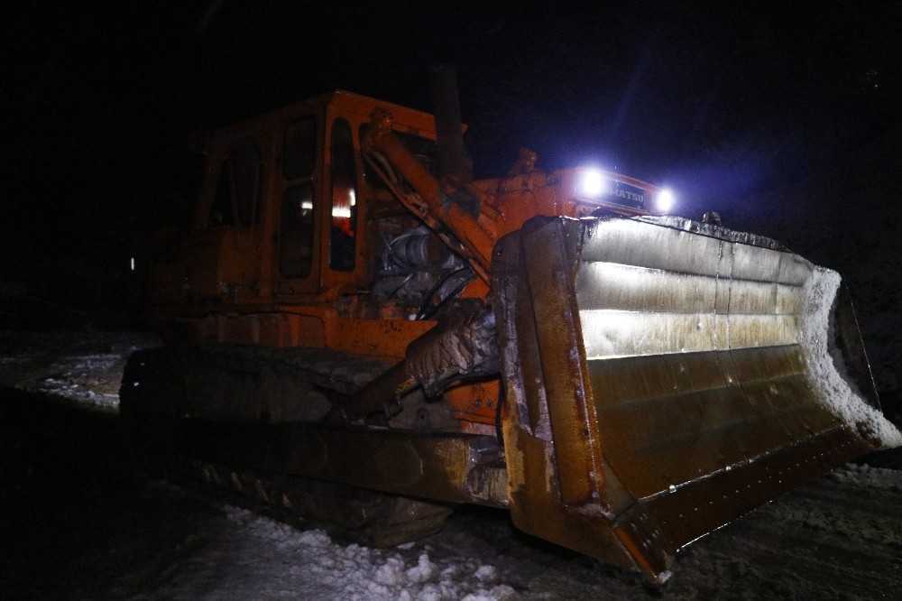 Karayolları çığ bölgesine ulaşmak için yol temizleme çalışmalarına devam ediyor 