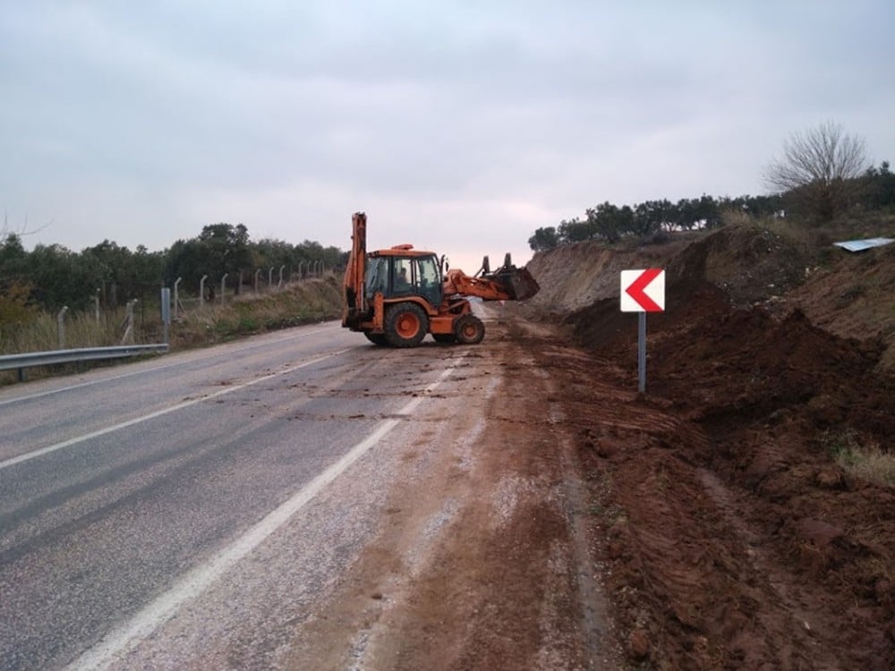 Karayolları menfez ve su kanallarını temizliyor 
