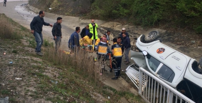 Karayolları'na ait kamyonet şarampole yuvarlandı: 2 kişi yaralı