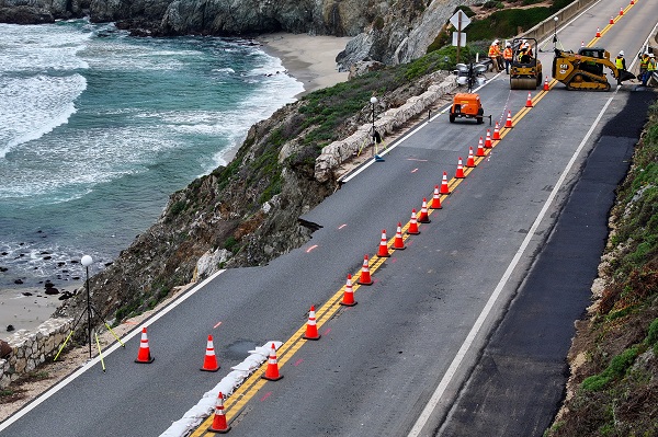 Karayolu çöktü, 1600 kişi mahsur kaldı