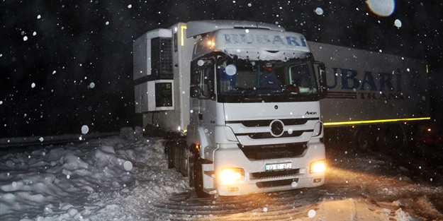 Karayolu kar yüzünden trafiğe kapandı